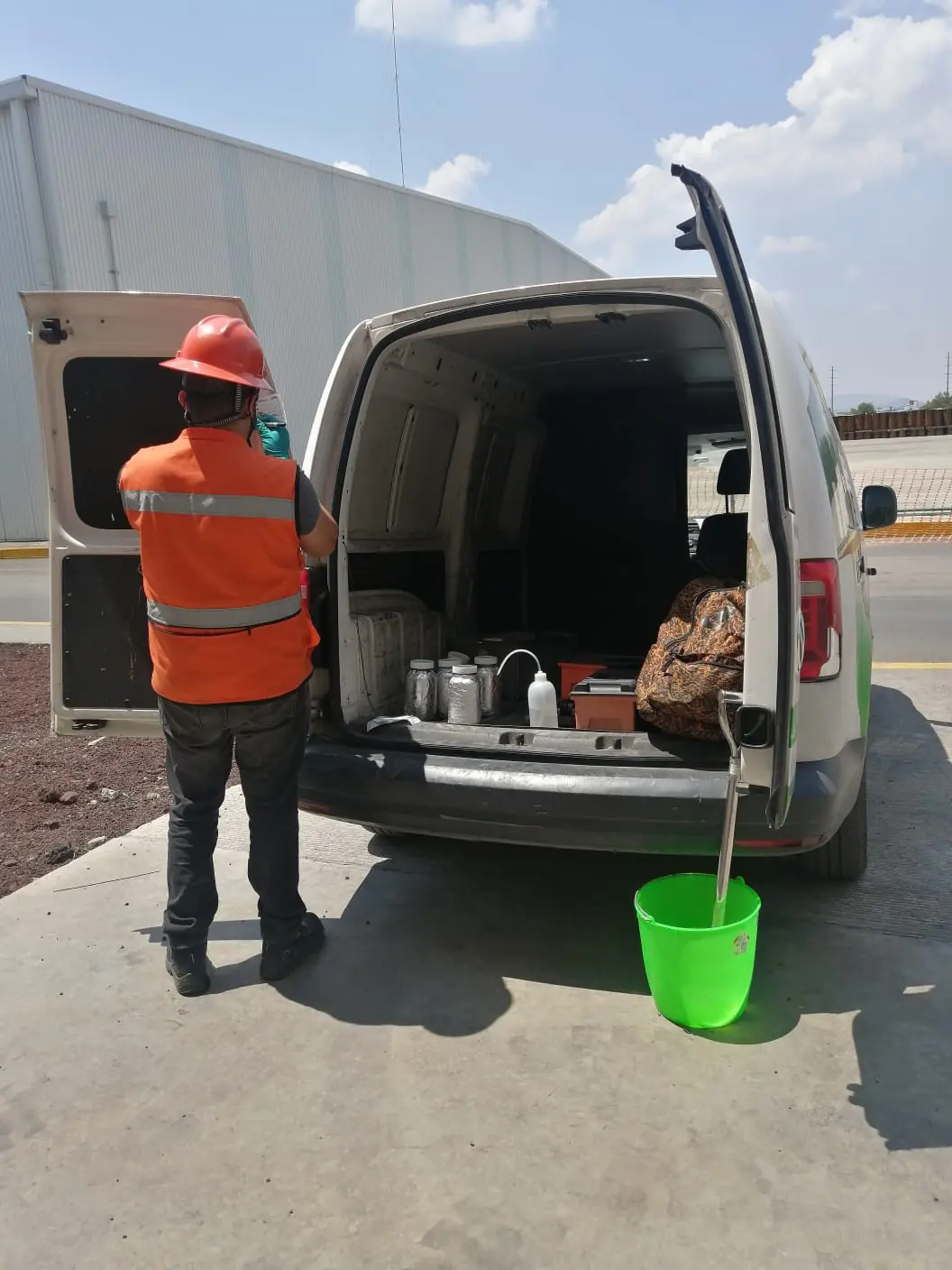 Especialista de Synergo preparando equipo para un estudio ambiental en campo