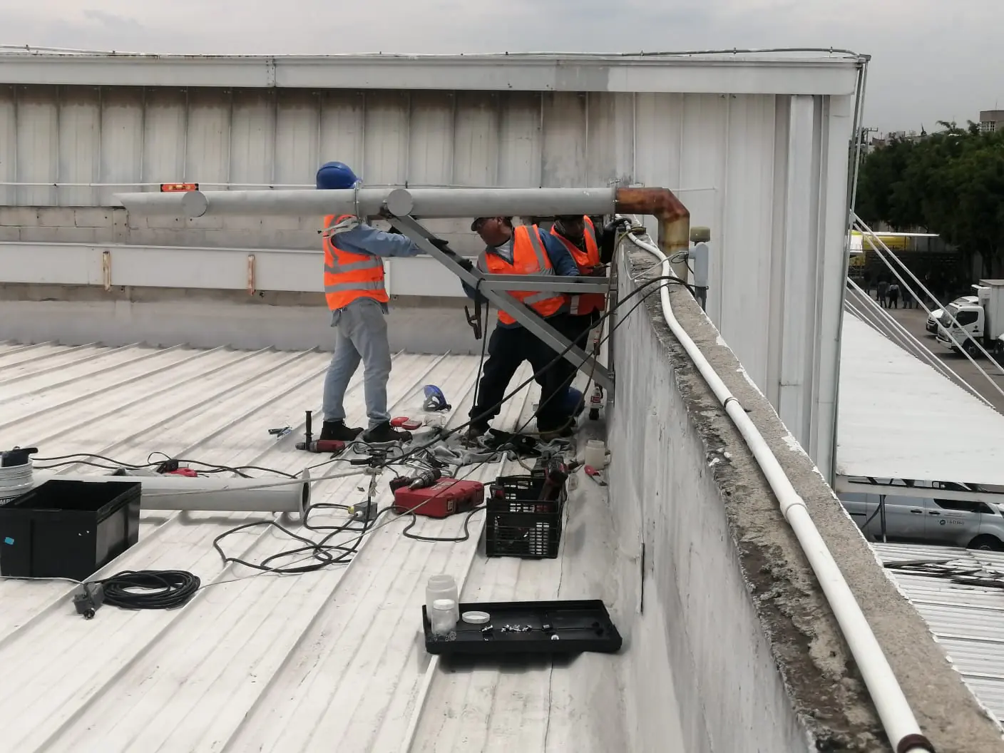 Equipo técnico trabajando en puertos de muestreo industrial