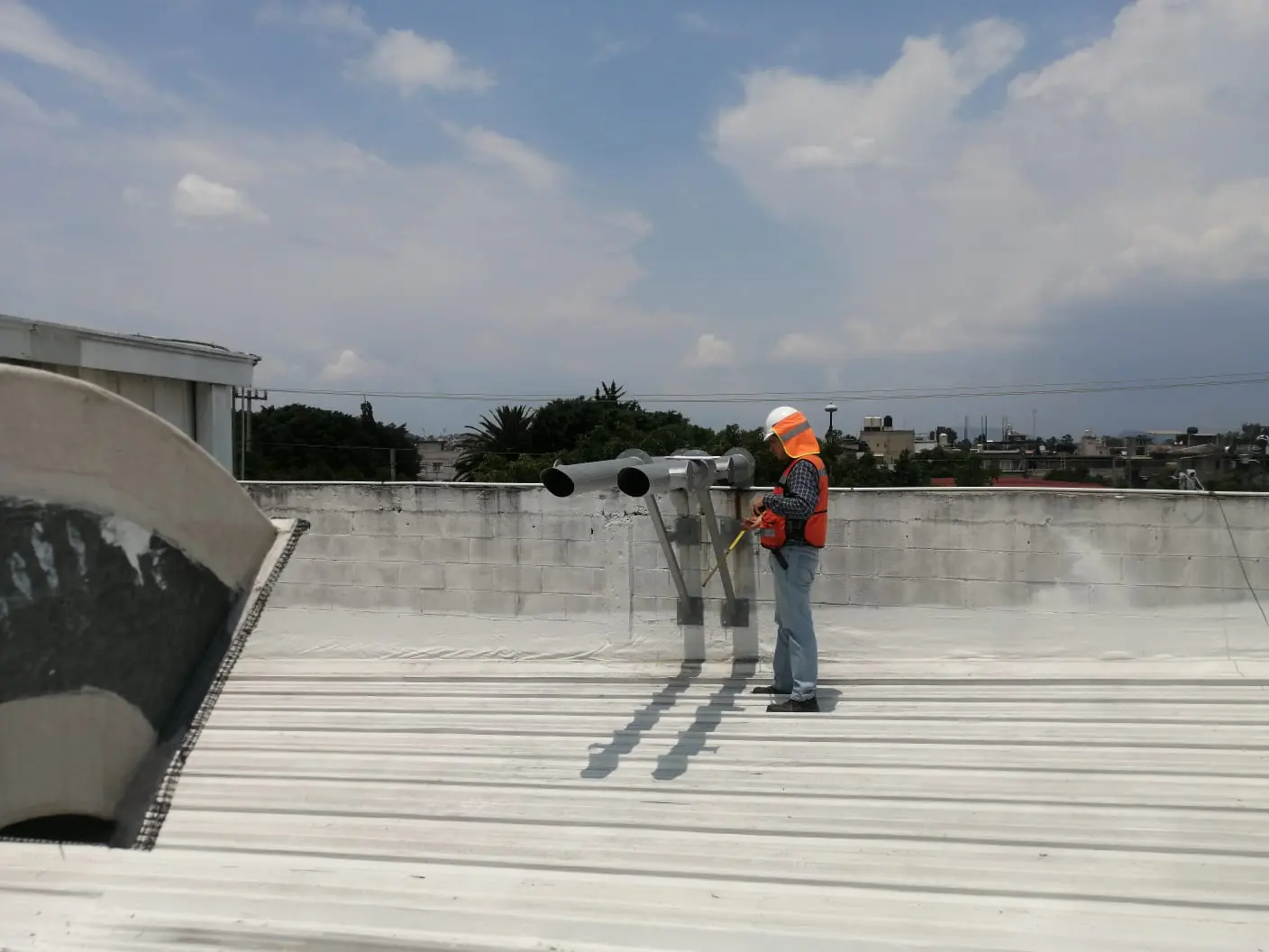 Especialista realizando una inspección técnica en instalaciones industriales