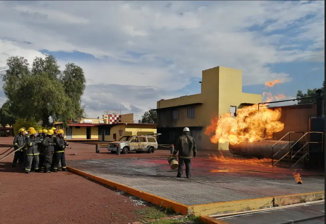 Brigada practicando respuesta y control de incendios