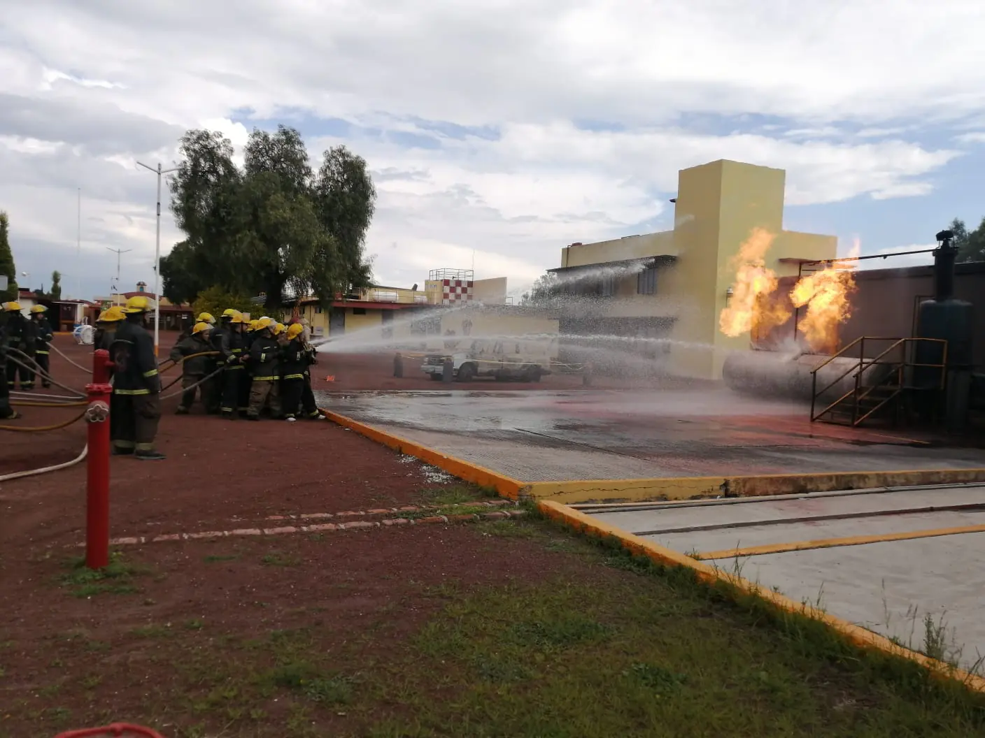 Brigada de protección civil practicando control y combate de incendios