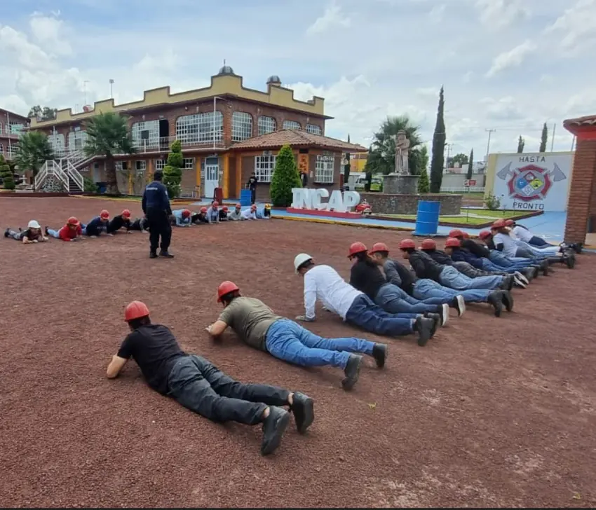 Personal participando en una capacitación práctica de respuesta a emergencias